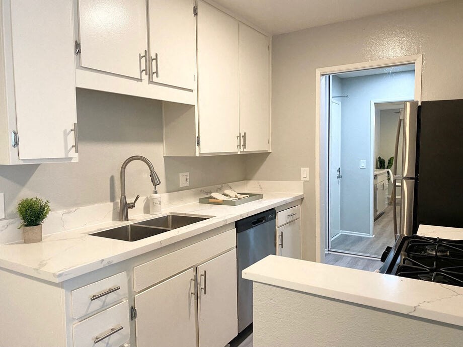 The Hills Apartments At Thousand Oaks, 850 Warwick Avenue, Thousand